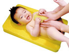 首の座らない赤ちゃんと2人きりの入浴に！おすすめグッズをご紹介の画像1