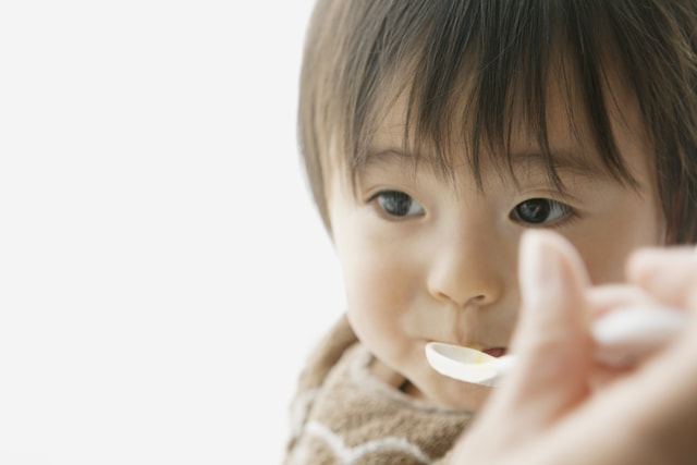 離乳食期に使うスプーンの選び方のタイトル画像