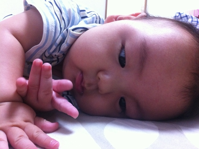 【産後月例ごと】赤ちゃんの手や指の発達、遊びのポイントのタイトル画像
