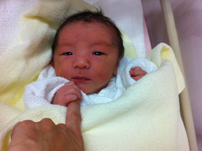 産後月例ごと 赤ちゃんの手や指の発達 遊びのポイント Conobie コノビー