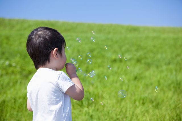 周りの子と一緒の遊びをしない我が子、親子の集いの場は不向き？のタイトル画像