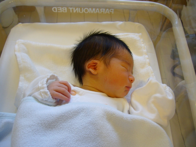新生児 産まれてから24時間で赤ちゃんに起きる3つの急激な変化とは Conobie コノビー