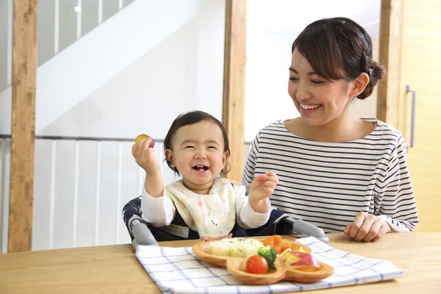 初めての離乳食！離乳食エプロンを選ぶときに失敗しない３つのポイントのタイトル画像