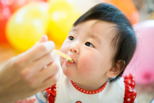 初めての離乳食！離乳食エプロンを選ぶときに失敗しない３つのポイントの画像1