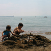 小さな子の海遊びデビューは「砂浜遊び」がオススメ！のタイトル画像
