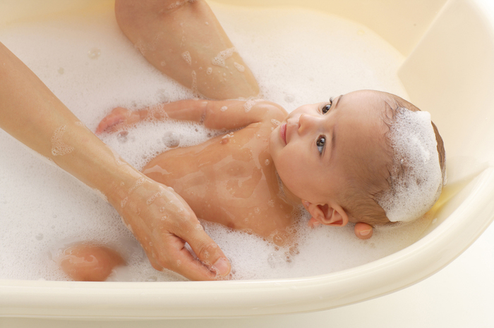 初めての沐浴はへその緒がとれてから！？ドイツの赤ちゃんお風呂事情のタイトル画像