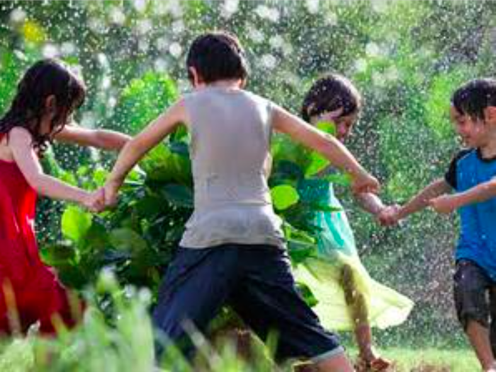 夏の雨は待ち遠しい！子どもの感受性を育む雨の日の遊び４選のタイトル画像