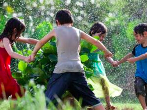 夏の雨は待ち遠しい 子どもの感受性を育む雨の日の遊び４選 Conobie コノビー