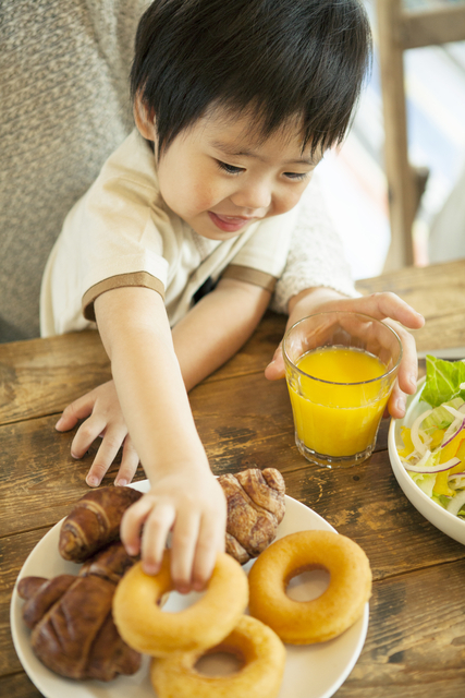 スーパーで「お菓子買って！」と子どもに泣かれないために私が実践している３つの工夫の画像1