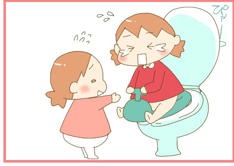 トイレにおもちゃを入れちゃう？！まだまだ続く双子のトイレトレーニングの画像1