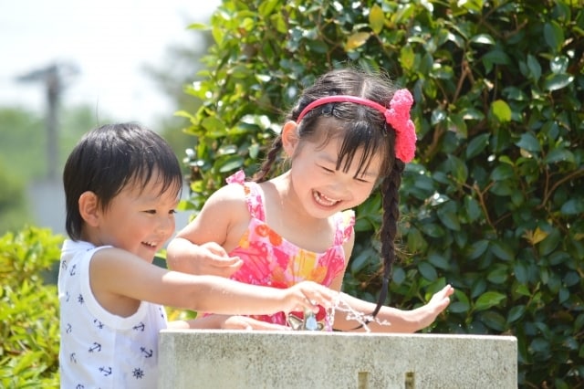 発言小町で話題！「子育てを終えた今、街で幼子を見ると涙がでます。」のタイトル画像