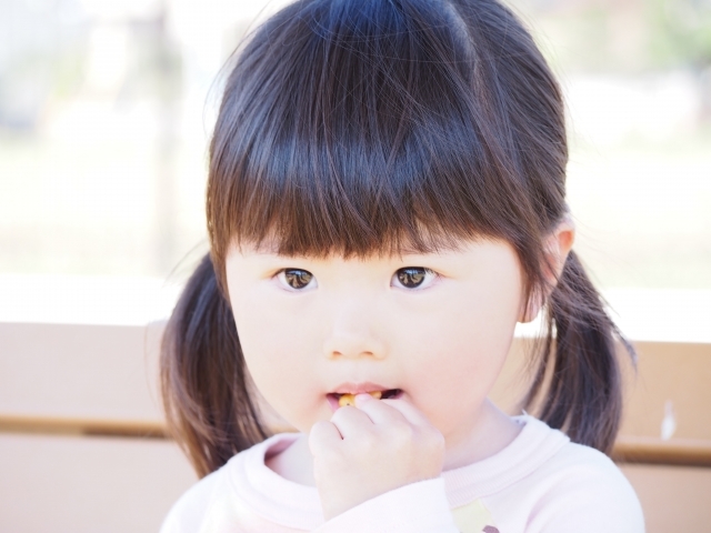 「電車でお菓子」「人前でおむつ交換」その行為、ちょっと待った！のタイトル画像