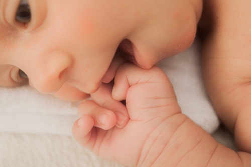 赤ちゃんの指しゃぶりはいつからいつまで 治らない原因は 防止方法まとめ Conobie コノビー