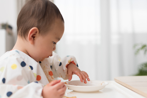 子どもの 遊び食べ とは いつまで続く 原因や対処法を解説 Conobie コノビー