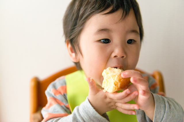 子どもの 遊び食べ とは いつまで続く 原因や対処法を解説 Conobie コノビー