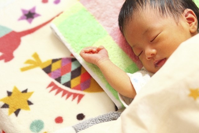 産まれてすぐの赤ちゃんは、昼夜逆転の生活リズム？！子どもが早く寝るために親がするべき3つのポイントのタイトル画像