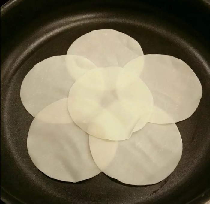 餃子の皮deお花ピザ！？簡単でクリスマスパーティーにもピッタリ♪の画像1