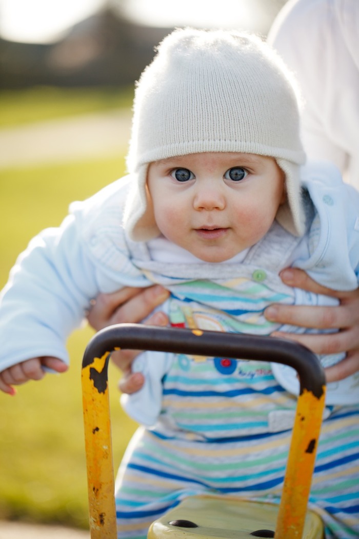 赤ちゃんの冬服はどう選ぶ 冬用肌着の種類と着せ方のコツ Conobie コノビー
