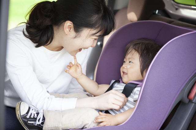 新生児のチャイルドシートの乗せ方とは？付け方や正しい向き、注意点も解説のタイトル画像