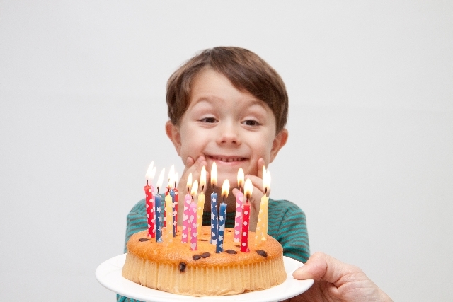 2歳の男の子が喜ぶ誕生日プレゼントは！？【2023年春最新版】のタイトル画像