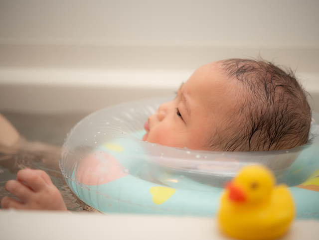 赤ちゃんのお風呂用浮き輪「スイマーバ」はいつから使える？安全に使うにはの画像2