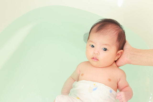 赤ちゃんのお風呂用浮き輪 スイマーバ はいつから使える 安全に使うには Conobie コノビー