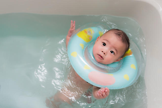 赤ちゃんのお風呂用浮き輪「スイマーバ」はいつから使える？安全に使う