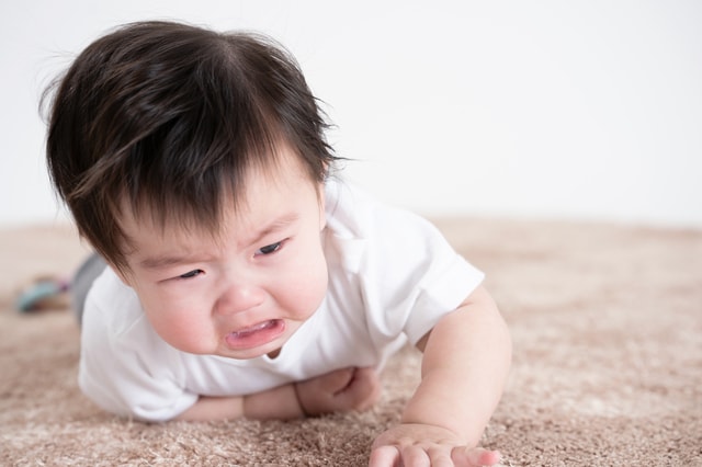 子どもは泣きわめいてる。でも抱っこなんてできない…くたくたに疲れてしまったママへのタイトル画像