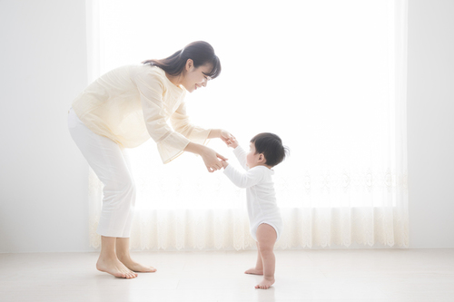 立ち 赤ちゃん いつから つかまり たっちはいつできる？赤ちゃんのひとり立ちの時期・練習