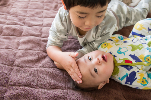 年子育児の洗礼？荒ぶる1歳の「おにいちゃん」を悩み見守った日々のタイトル画像