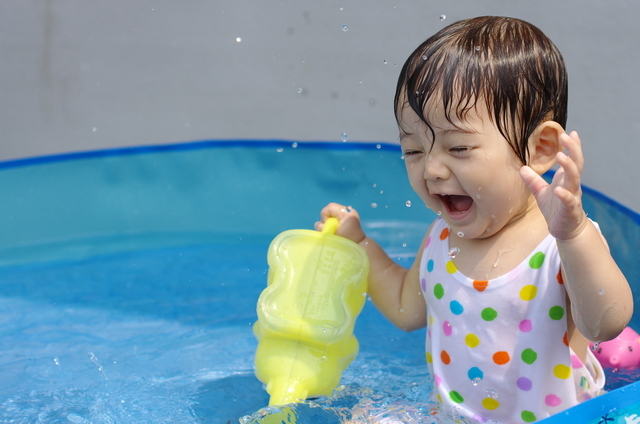 夏はやっぱりおうちプール！！家で楽しく水遊びができるアイテム８選のタイトル画像