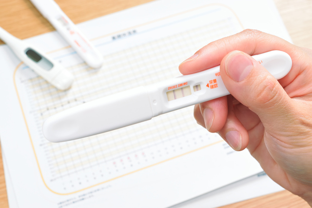 妊娠検査薬を使うタイミングはいつからok 陽性の判断の仕方や おすすめの妊娠検査薬をご紹介 Conobie コノビー