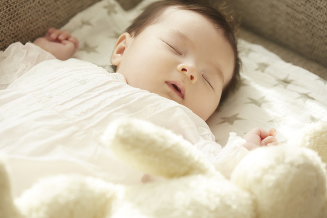 新生児が寝ないのには原因がある？新生児が寝ない時に試したい対処法のタイトル画像