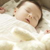 新生児が寝ないのには原因がある？新生児が寝ない時に試したい対処法のタイトル画像