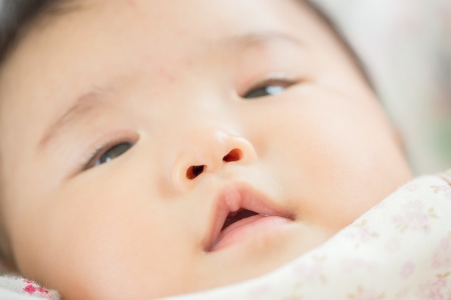 赤ちゃんの鼻水は病院に行った方がいい？鼻水の原因やホームケアを紹介のタイトル画像