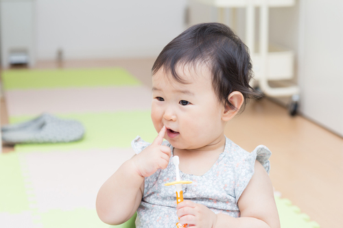 0歳児の歯磨きはいつから始める 開始時期や方法 おすすめ商品を紹介 Conobie コノビー