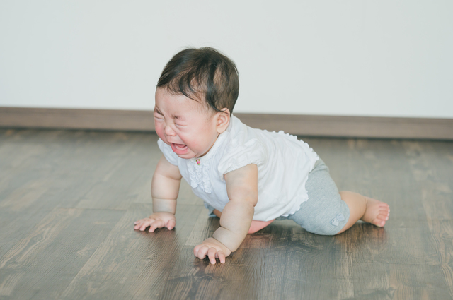 赤ちゃんの後追いはいつから、どんな感じではじまる？時期や対処法も紹介のタイトル画像