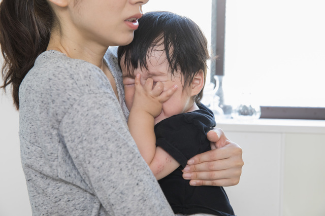 赤ちゃんがつかまり立ちをはじめるのはいつ？転倒など注意したい点も紹介の画像2