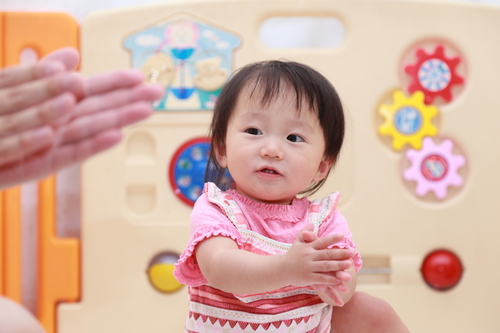 赤ちゃんがつかまり立ちをはじめるのはいつ 転倒など注意したい点も紹介 Conobie コノビー