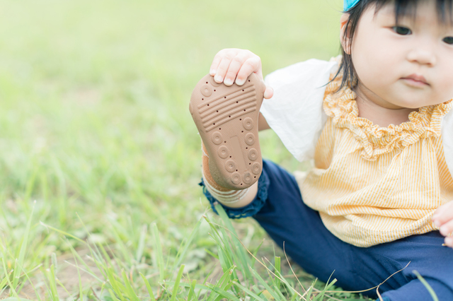 赤ちゃんの伝い歩きが始まるのはいつ 歩くまでのサポートや注意したいこと Conobie コノビー