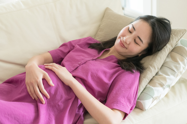 妊娠中は寝苦しい 妊娠時期別 原因や眠れない時に試したい対処法を紹介 Conobie コノビー