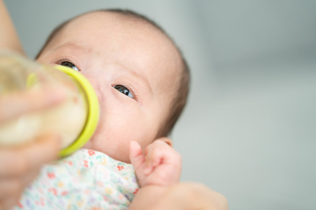 ０歳児の授乳 間隔や 回数は 離乳食期はどうする 月齢の目安をご紹介 Conobie コノビー