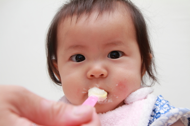 ０歳児の授乳 間隔や 回数は 離乳食期はどうする 月齢の目安をご紹介 Conobie コノビー