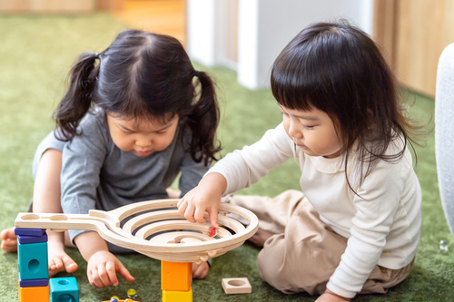 2歳児におすすめの屋内遊びは 雨の日などに家で遊ぶ方法も紹介 Conobie コノビー
