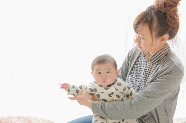 生後６ヶ月の赤ちゃんの発達は 離乳食の始め方や安全対策まで徹底解説 Conobie コノビー