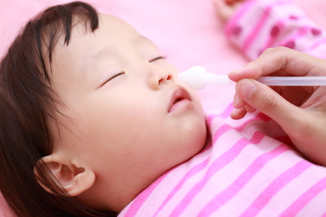 新生児の鼻づまりの対処法。鼻吸い器の種類や、病院を受診する目安についての画像2