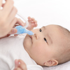 新生児の鼻づまりの対処法。鼻吸い器の種類や、病院を受診する目安についてのタイトル画像