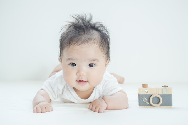 医師監修 赤ちゃんの 首すわり の時期は 早い 遅いなどの基準 注意点も Conobie コノビー