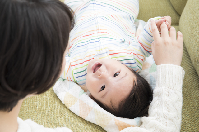 医師監修 赤ちゃんの 首すわり の時期は 早い 遅いなどの基準 注意点も Conobie コノビー