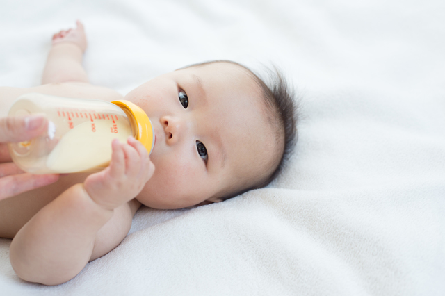 医師監修 新生児に必要なミルクの量はどれくらい 混合の場合の飲ませ方も解説 Conobie コノビー